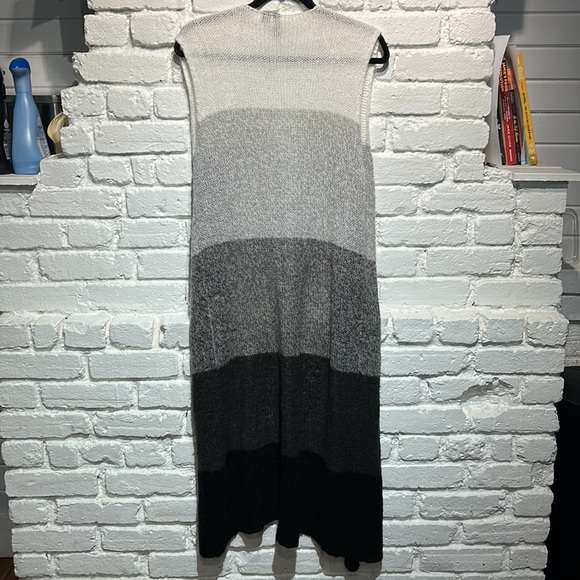 Long maxi vest size medium white greys and black colour blocking - Picture 5 of 6